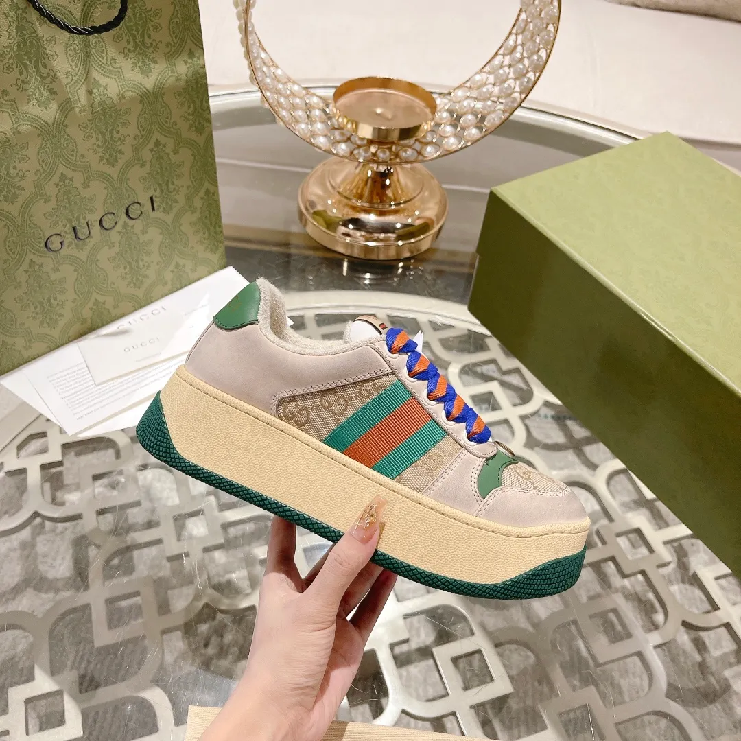 👟👟Ex-factory price 520👟👟Gucci’s latest chubby thick-soled dirty shoes~~couple casual shoes, 6cm height increasing shoes~~ 🔥Best, short boy, really good-looking♥️ The upper is made of polished cowhide stitched with classic double G fabric. The terry cloth is delicate and sweat-absorbent and breathable. The foot pad is integrated with latex injection molding. Private mold 6cm thick T👟👟Ex-factory price U two-color bottom Size: 35-40 Male 39-45/full size (45 custom-made, non-refundable) Comes with a full set of packaging